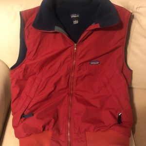 Patagonia Mens size large zippered front and side pockets